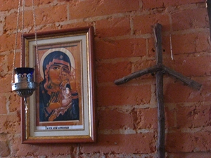 Икона Богородицы и крест из виноградной лозы