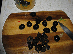 Нарежем маслины кружками