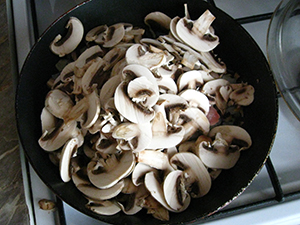 режем грибы